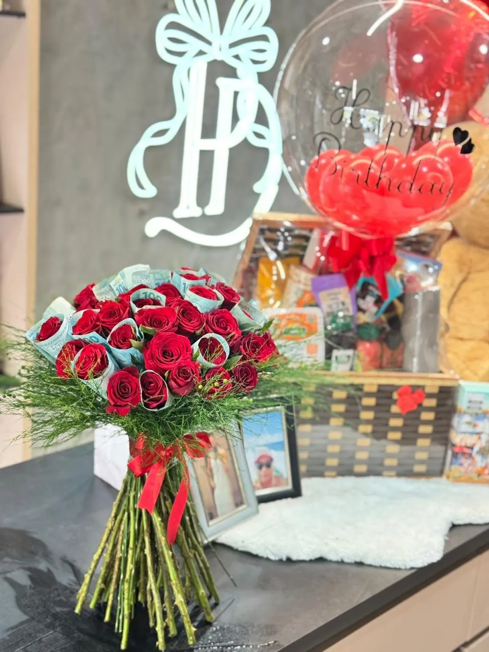 Buquê de rosas com notas de dinheiro