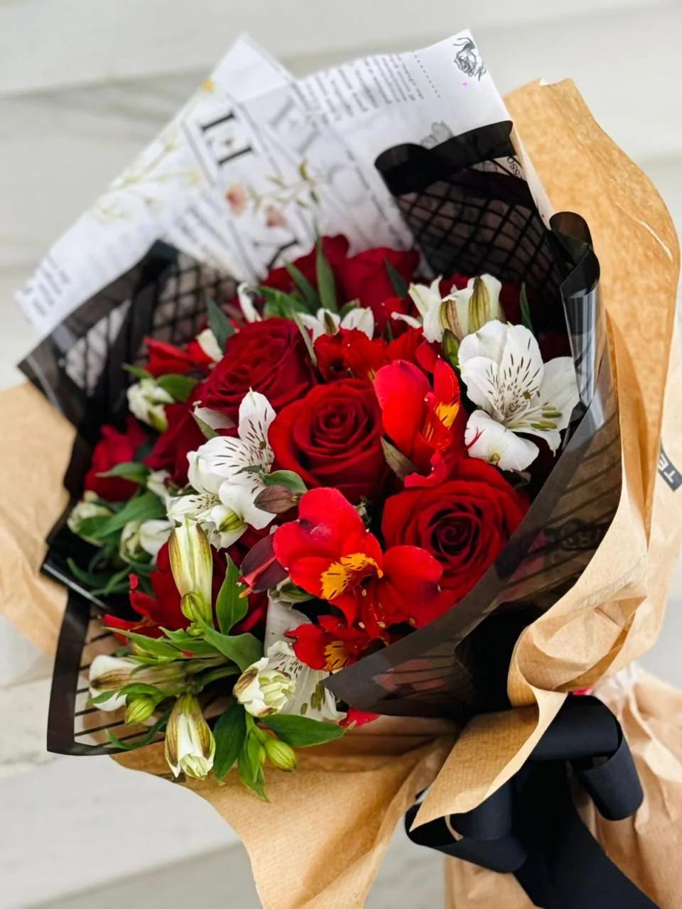 Buquê de rosas vermelhas e astromélias em papel kraft