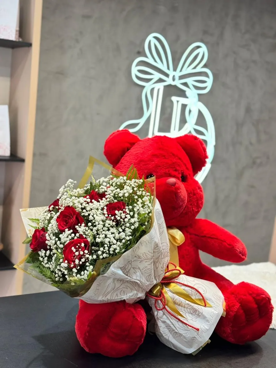 Buquê de rosas com urso de pelúcia vermelho