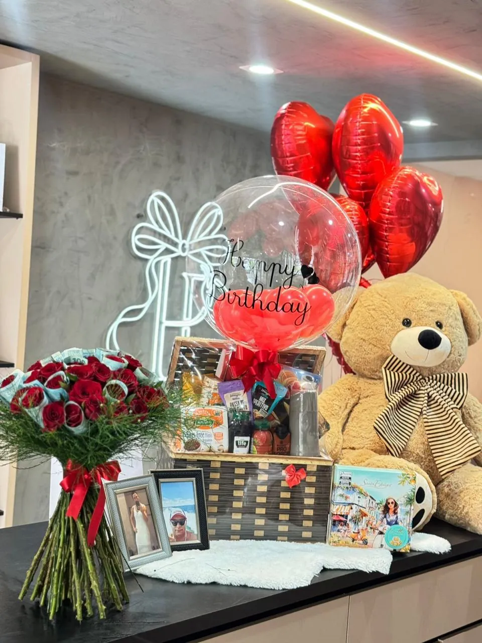 Cesta de café da manhã com buquê de rosas, balão e pelúcia na loja