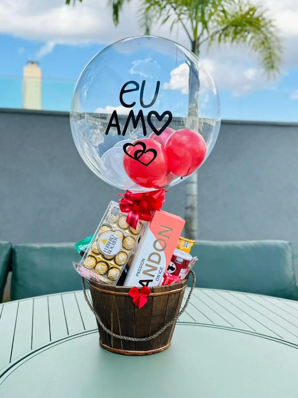 Cesta com chocolates, espumante e balão Eu Amo