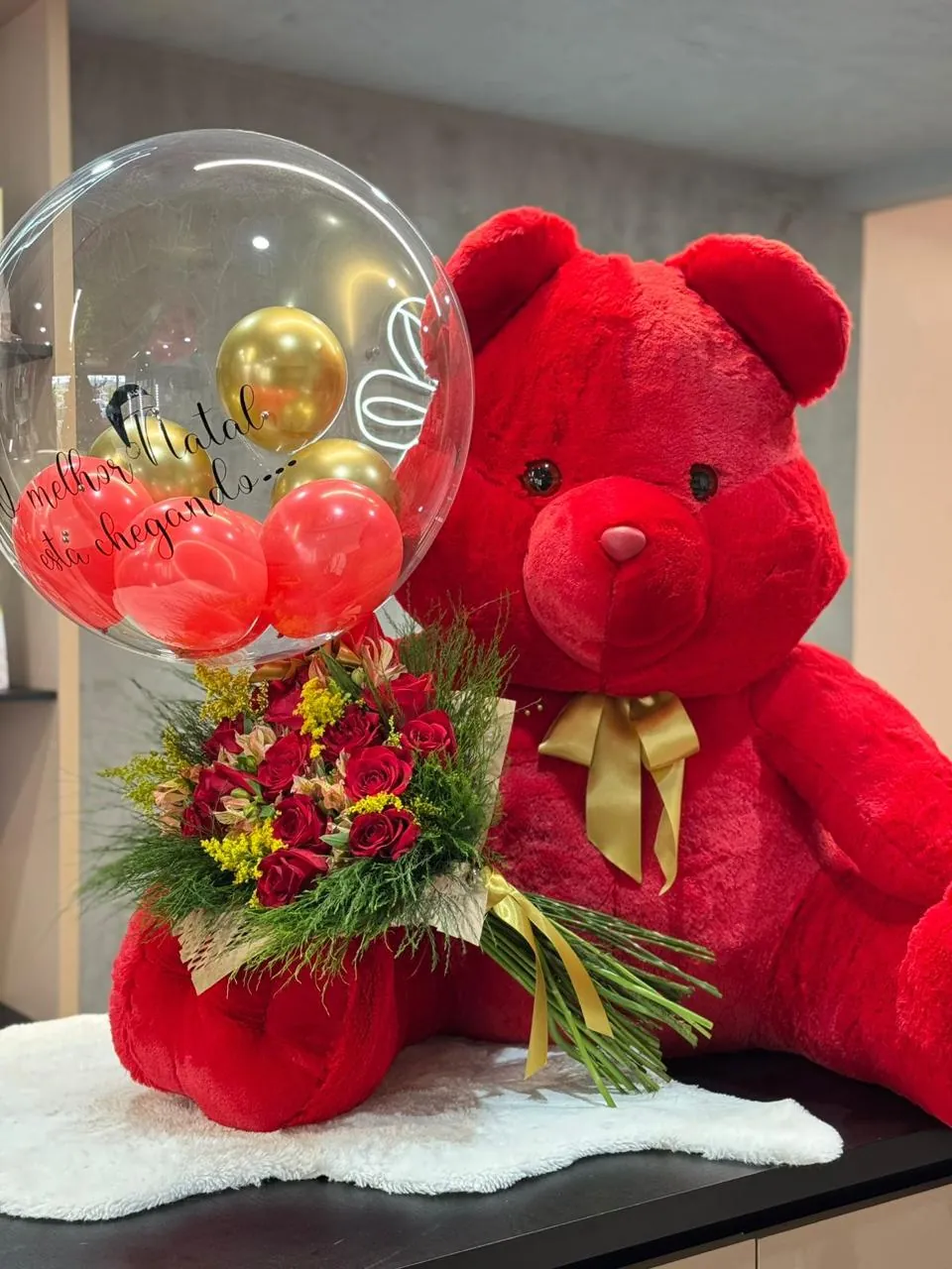 Presente de Natal com urso de pelúcia, buquê e balão