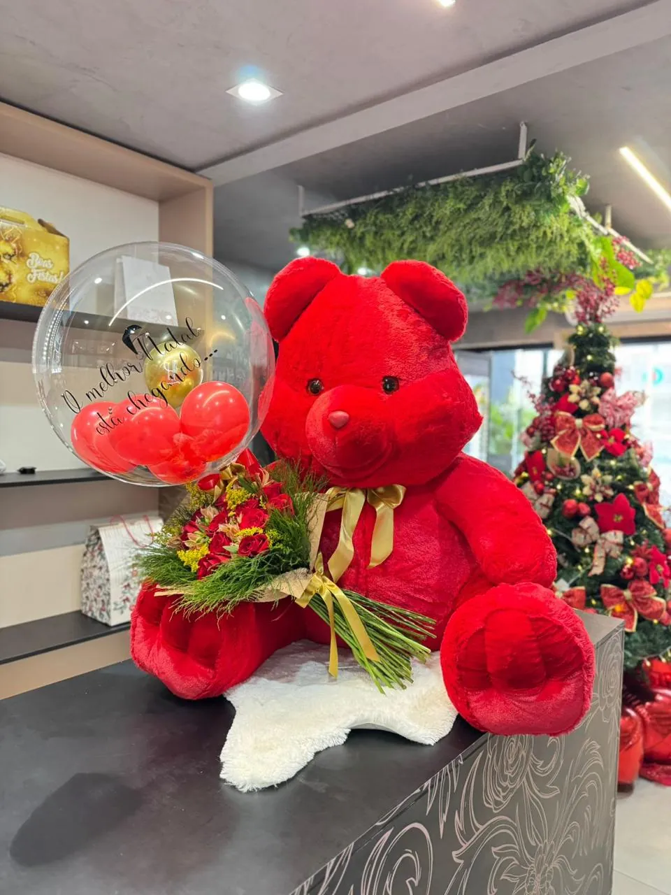 Presente de Natal com urso de pelúcia, buquê e balão
